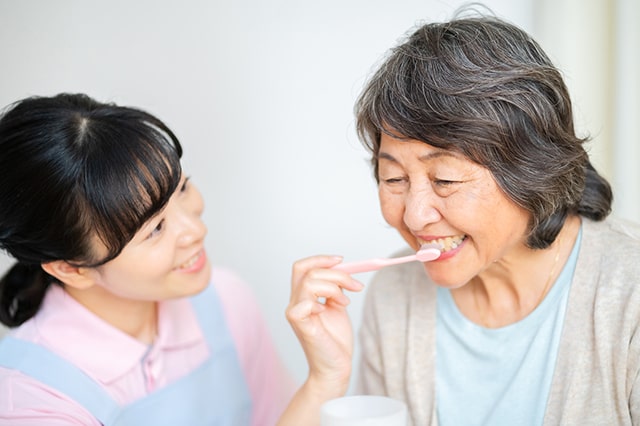 介護福祉士が利用者の歯を磨いている様子