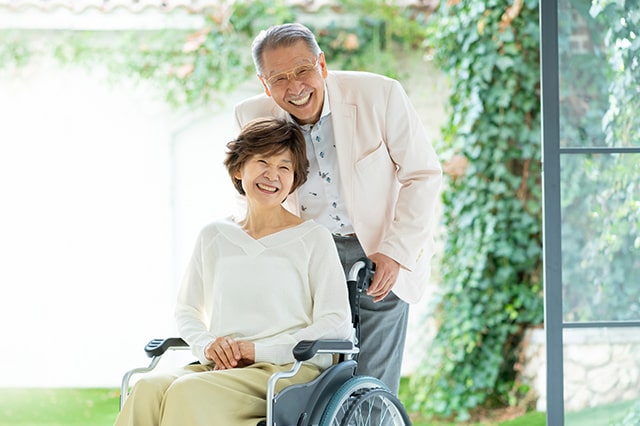 サ高住で暮らす高齢者夫婦のイメージ