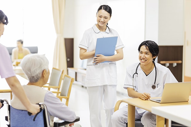 介護施設の看護職員とは 働くにはどうしたらいい 転職するメリット デメリット 求人情報や向いている 人も調査しました 介護ワーク 公式 介護の求人 転職と派遣 パート バイト情報