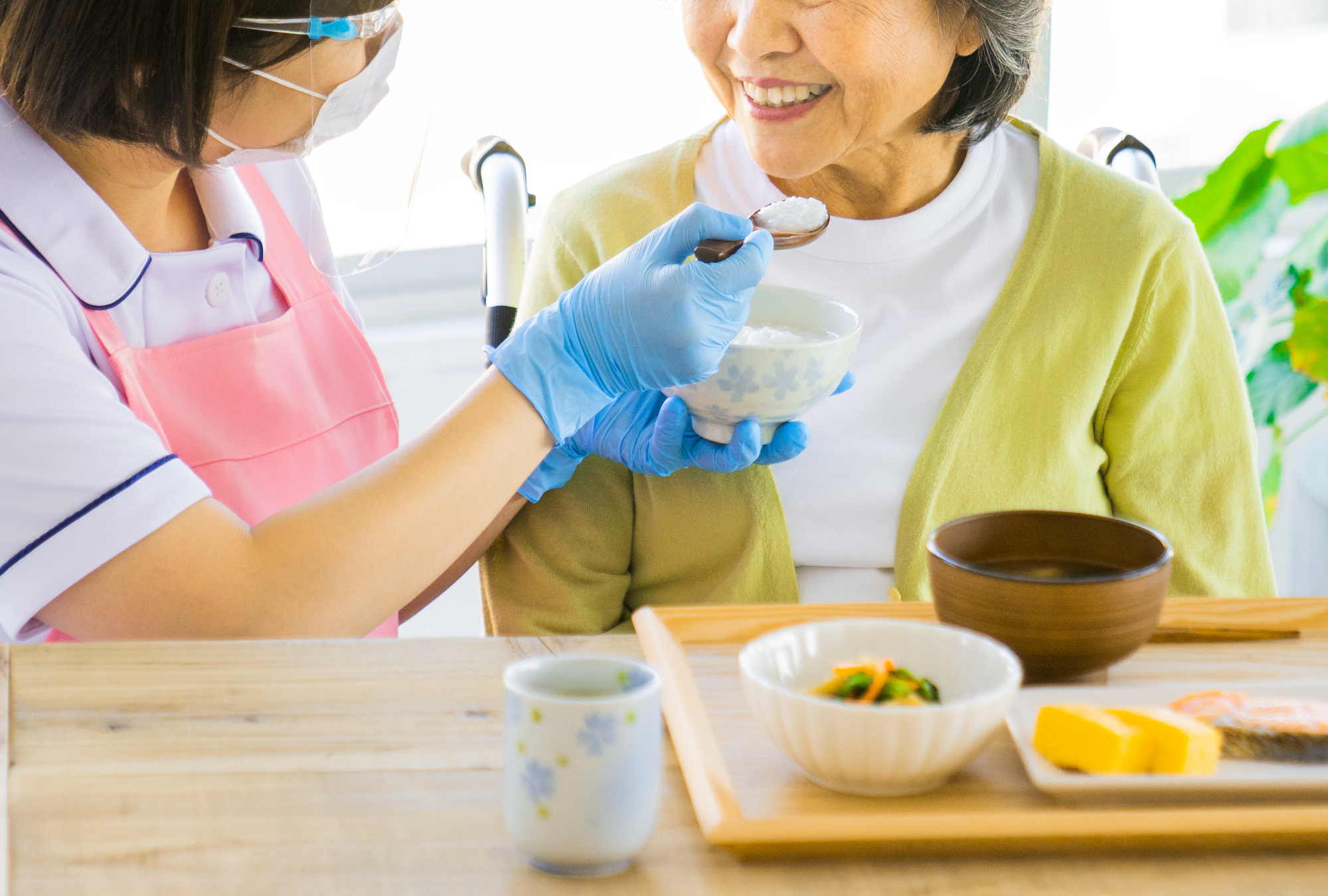 食事介助の方法やコツ 対応するために必要な資格について解説 介護ワーク 公式 介護の求人 転職と派遣 パート バイト情報